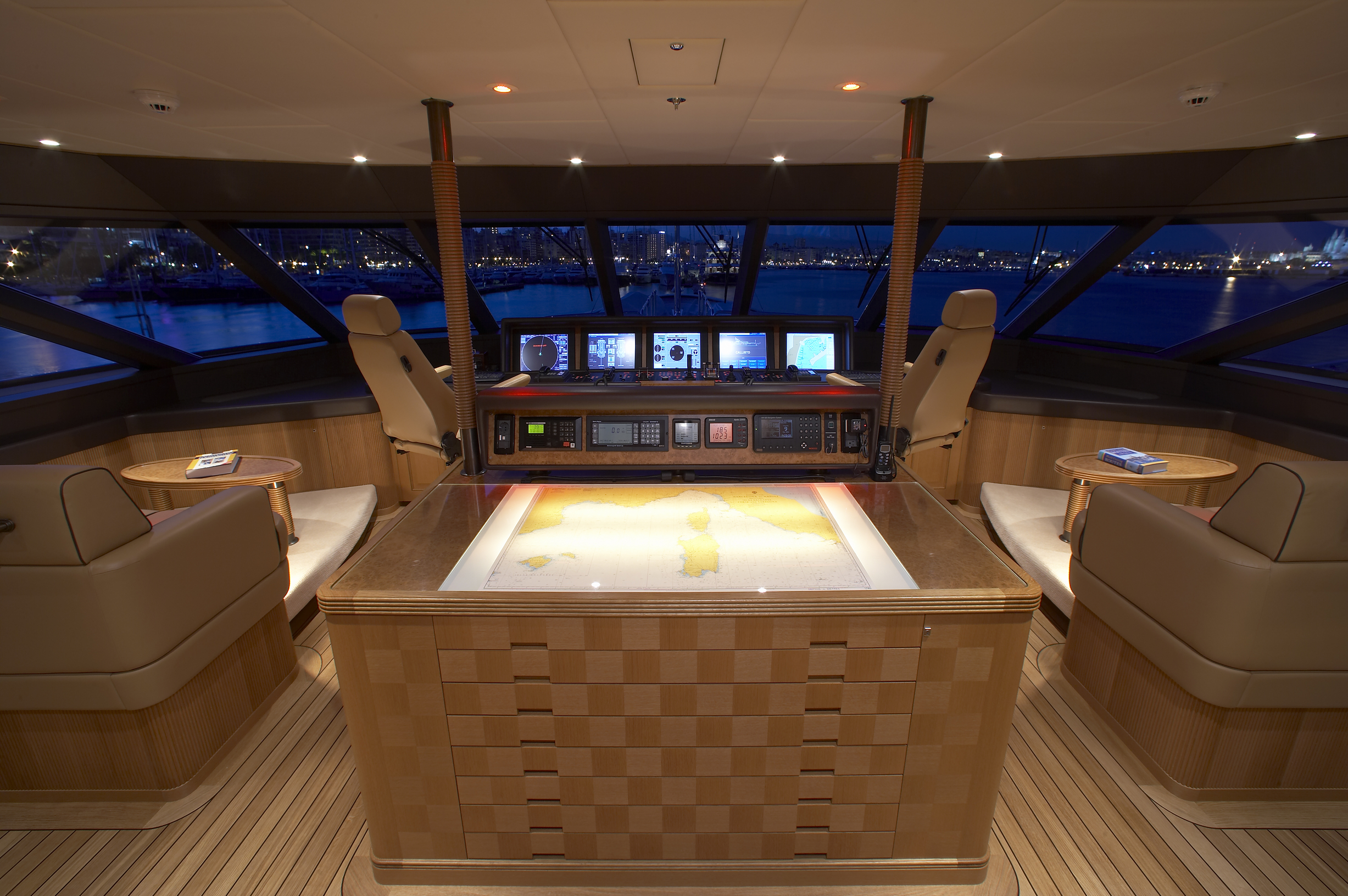 Yacht Navigationsbrücke Innenausbau